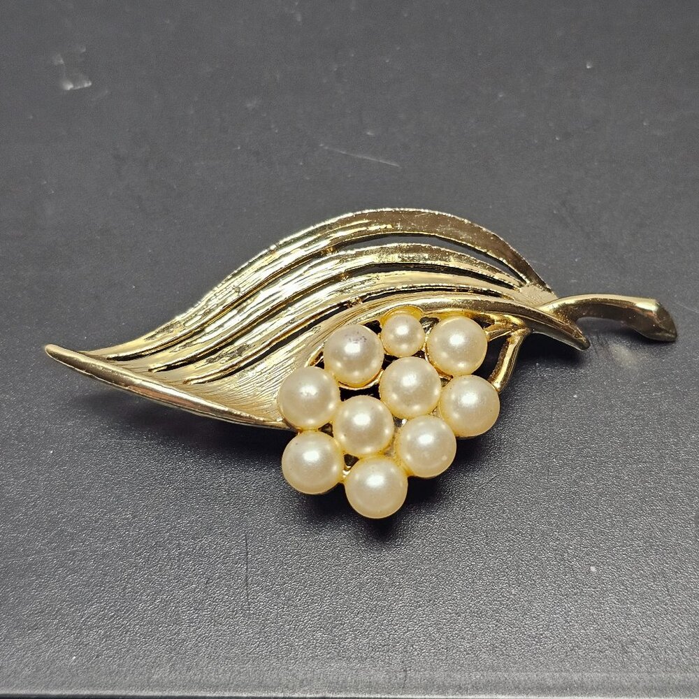 Vintage Gold Tone Faux Pearls Brooch Women Pin Jewelry